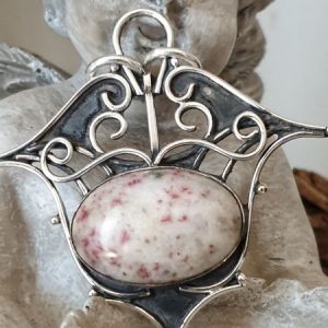Pendentif en cinabre, pierre de force et de courage. Pierre naturelle blanche et rose, montée sur pendentif en argent vieilli pour un look antique et tribal