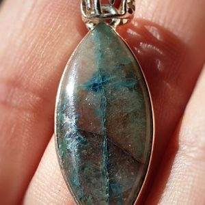 Pendentif quantum quattro, une pierre rare.