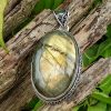Pendentif labradorite feu, pierre naturelle sur support au look baroque