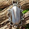 Pendentif en pierre naturelle d'agate de Botswana ou agate à bandes Botswana.