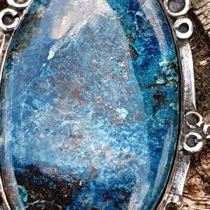 pendentif shattuckite, pierre naturelle bleue et rare