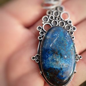 pendentif shattuckite, pierre naturelle bleue et rare
