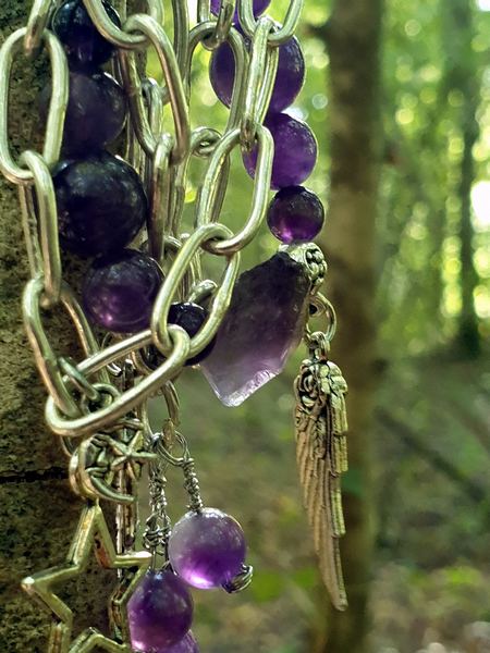 bracelet en améthyste, dans le style gipsy boho avec ses chaînes aux larges maillons en argent. Pierres d'améthystes naturelles.