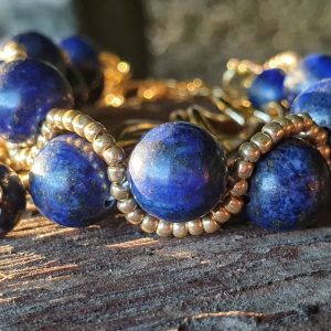 bracelet lapis lazuli tressé avec perles de rocailles dorées, large chaine en double maillon