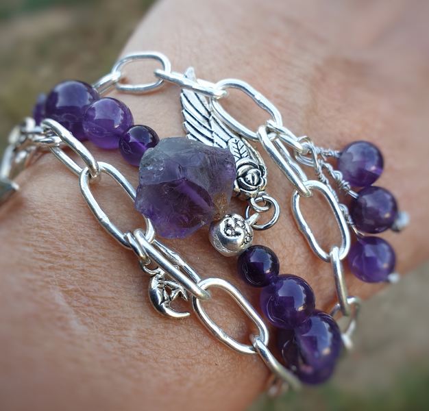 bracelet en améthyste, dans le style gipsy boho avec ses chaînes aux larges maillons en argent. Pierres d'améthystes naturelles.