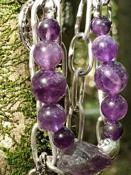 bracelet en améthyste, dans le style gipsy boho avec ses chaînes aux larges maillons en argent. Pierres d'améthystes naturelles.