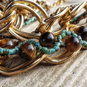 Bracelet avec de larges maillons dorés bohème, oeil de tigre tressé avec rocailles turquoise et marron