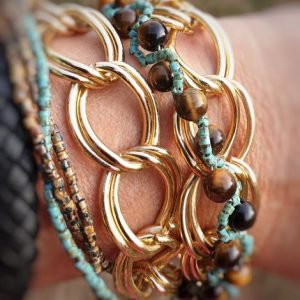Bracelet avec de larges maillons dorés bohème, oeil de tigre tressé avec rocailles turquoise et marron