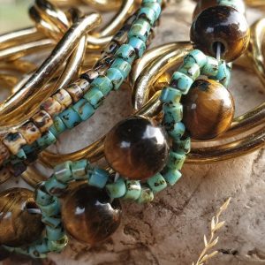 Bracelet avec de larges maillons dorés bohème, oeil de tigre tressé avec rocailles turquoise et marron