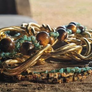Bracelet avec de larges maillons dorés bohème, oeil de tigre tressé avec rocailles turquoise et marron