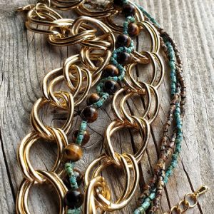 Bracelet avec de larges maillons dorés bohème, oeil de tigre tressé avec rocailles turquoise et marron