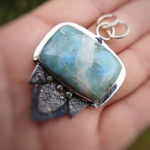 Pendentif en pierre naturelle de larimar, un bleu caraibes