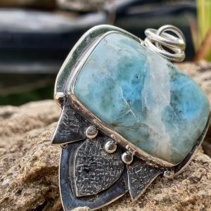 Pendentif en pierre naturelle de larimar, un bleu caraibes