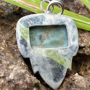 Pendentif en pierre naturelle de larimar, un bleu caraibes