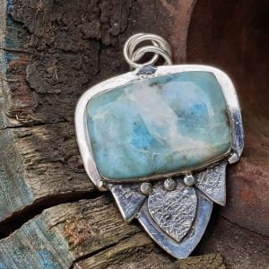 Pendentif en pierre naturelle de larimar, un bleu caraibes