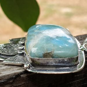 Pendentif en pierre naturelle de larimar, un bleu caraibes