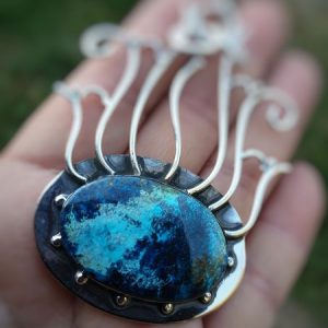pendentif shattuckite, pierre naturelle bleue et rare