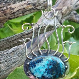 pendentif shattuckite, pierre naturelle bleue et rare