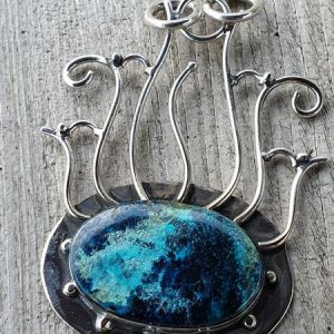pendentif shattuckite, pierre naturelle bleue et rare