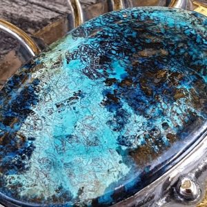 gros plan sur une shattuckite, pierre bleue naturelle et rare