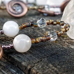 Collier cristal de roche et agate blanche, glands couleur beige sur pendentif en cuivre