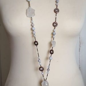 Collier cristal de roche et agate blanche, glands couleur beige sur pendentif en cuivre