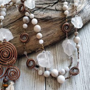 Collier cristal de roche et agate blanche, glands couleur beige sur pendentif en cuivre