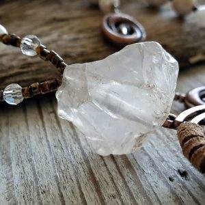 Collier cristal de roche et agate blanche, glands couleur beige sur pendentif en cuivre