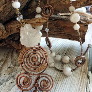 Collier cristal de roche et agate blanche, glands couleur beige sur pendentif en cuivre