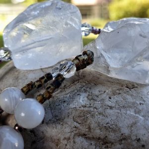 Collier cristal de roche et agate blanche, glands couleur beige sur pendentif en cuivre