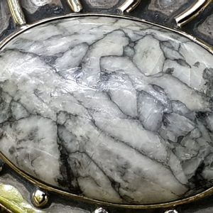 pendentif en pinolite, pierre noire et blanche, yin et yang.