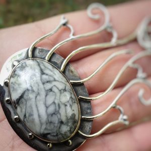 pendentif en pinolite, pierre noire et blanche, yin et yang.