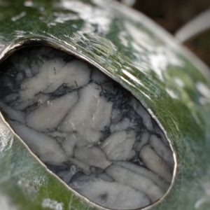 pendentif en pinolite, pierre noire et blanche, yin et yang.
