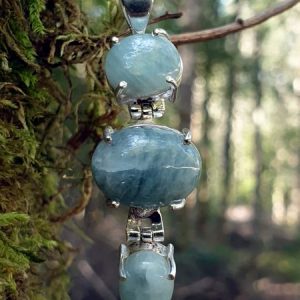 Pendentif aigue marine ou aquamarine, plaqué argent. Pierre naturelle.