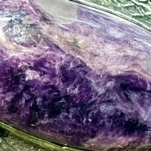gros plan sur une charoite, ou jade charoite, pierre naturelle russe