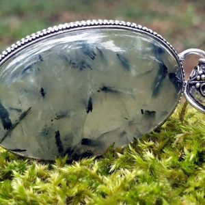 Pendentif baroque avec une large prehnite et épidote, pierre naturelle verte avec inclusions