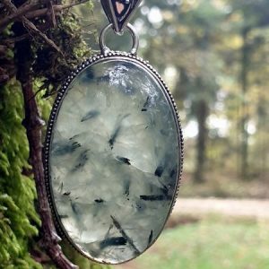 Pendentif baroque avec une large prehnite et épidote, pierre naturelle verte avec inclusions
