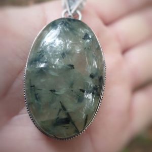 Pendentif baroque avec une large prehnite et épidote, pierre naturelle verte avec inclusions