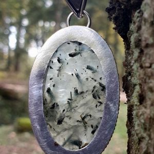 Pendentif baroque avec une large prehnite et épidote, pierre naturelle verte avec inclusions