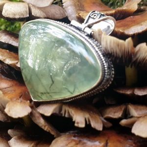 Pendentif en pierre naturelle, prehnite sur épidote