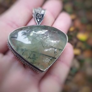 Pendentif en pierre naturelle, prehnite sur épidote