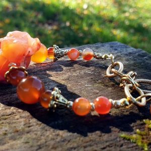 Bracelet en cornaline brute, pierre naturelle rouge orangée sur chaine dorée acier inoxydable