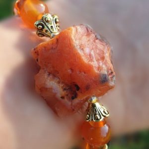 Bracelet en cornaline brute, pierre naturelle rouge orangée sur chaine dorée acier inoxydable