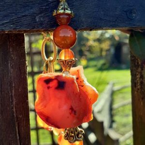 Bracelet en cornaline brute, pierre naturelle rouge orangée sur chaine dorée acier inoxydable