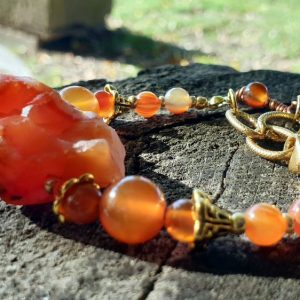 Bracelet en cornaline brute, pierre naturelle rouge orangée sur chaine dorée acier inoxydable