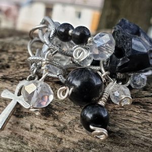 bracelet en obsidienne brute, pierre naturelle, avec perles de verre sur chaine acier inoxydable