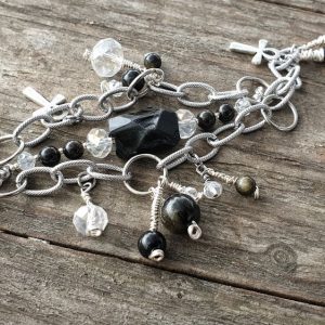bracelet en obsidienne brute, pierre naturelle, avec perles de verre sur chaine acier inoxydable