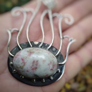 Pendentif en pierre de cinabre véritable, pierre naturelle de courage et de force