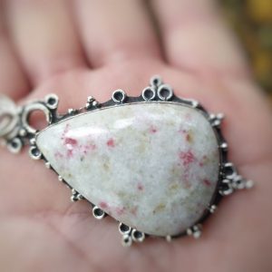 Pendentif en cinabre, look vintage, pierre naturelle de force et de courage