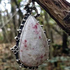 Pendentif en cinabre, look vintage, pierre naturelle de force et de courage